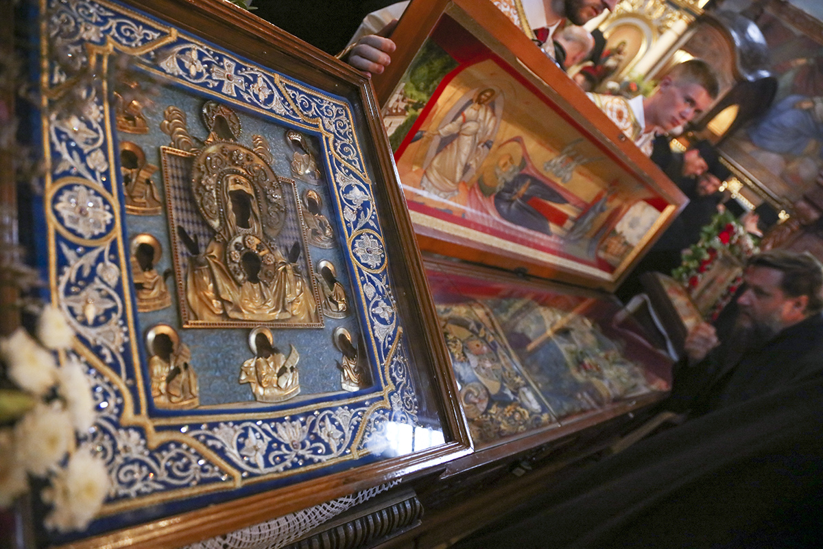 Мощи преподобного Иустина Челийского и икону Божией Матери «Знамение» торжественно встретили в столице
