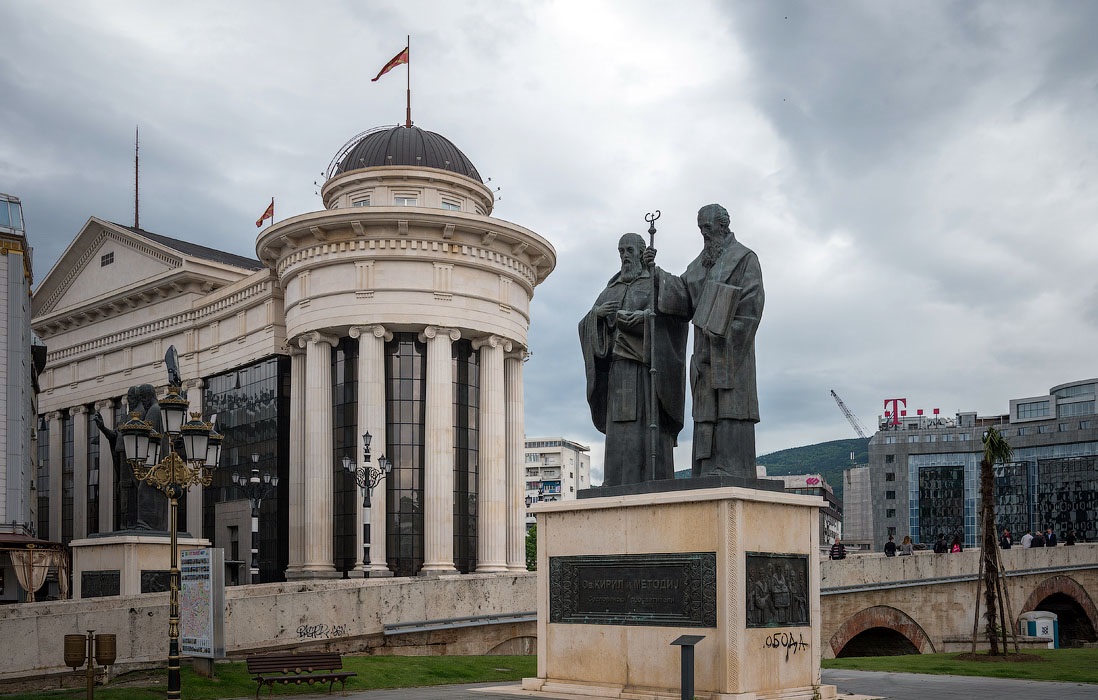 Памятник святым Клименту и Науму Охридским в Скопье