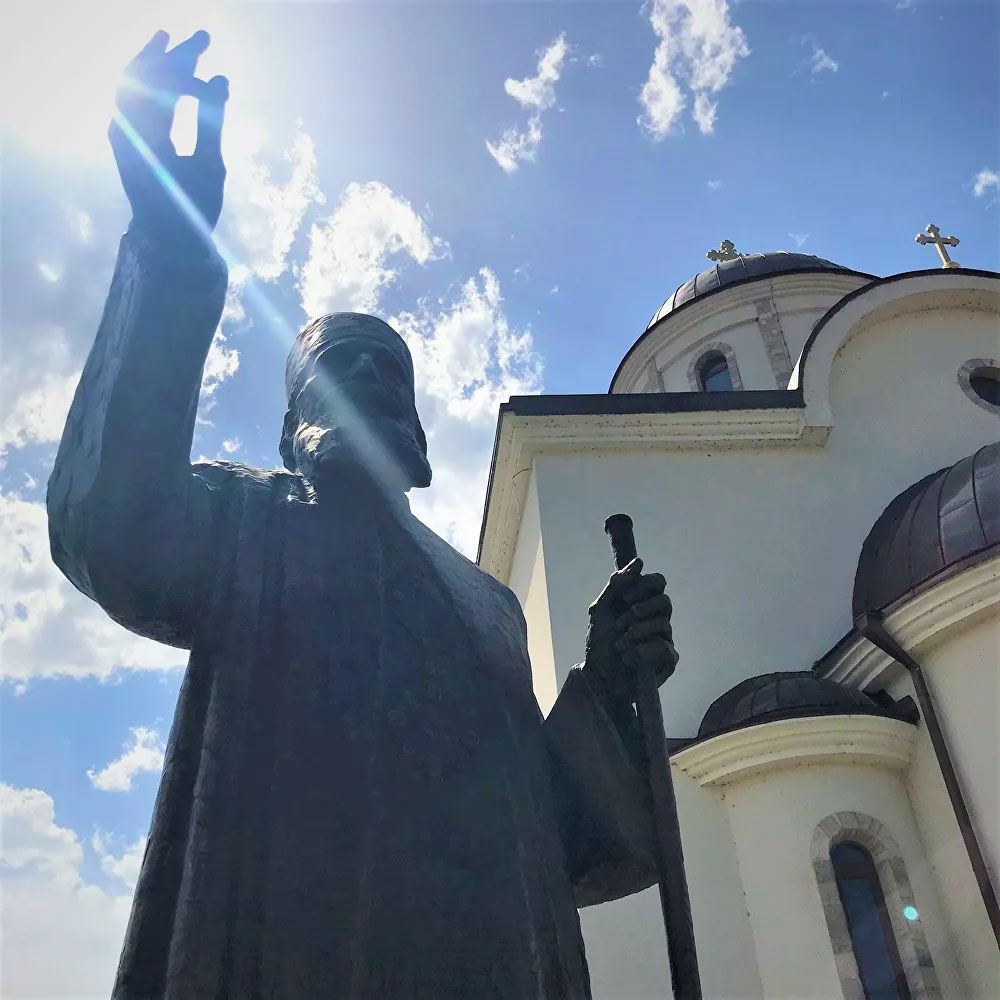 Памятник патриарху Сербскому Павлу в городе Баина-Башта