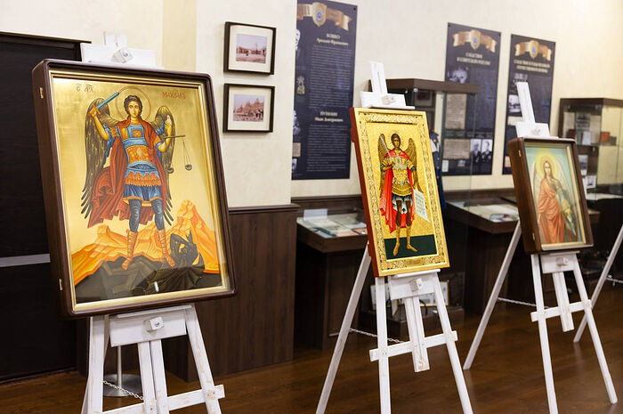 Синодальный отдел по взаимодействию с Вооруженными силами и правоохранительными органами передал Следственному комитету РФ иконы Архангела Михаила, небесного покровителя ведомства