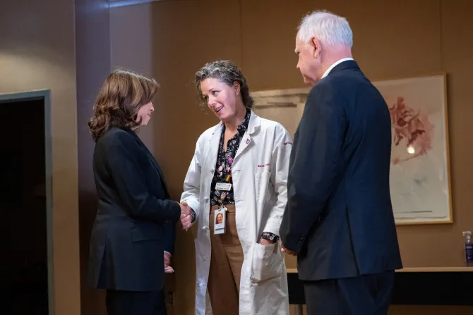 Демократы создают коалицию "Католики за Харриса-Вальца