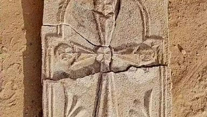 В ОАЭ на острове обнаружен 1400-летний крест среди руин раннего монастыря