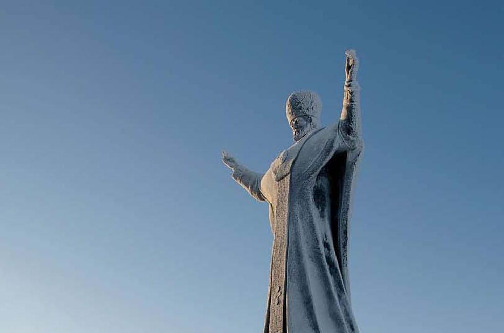 Памятник святителю Николаю Чудотворцу в Анадыре на Чукотке
