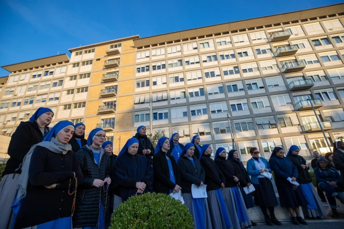 Свежие новости: Состояние Папы Франциска "остается критическим", сообщает Ватикан в воскресенье днем