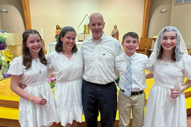 Путешествие подростка из Вирджинии в католическую школу вдохновило всю семью на обращение к вере