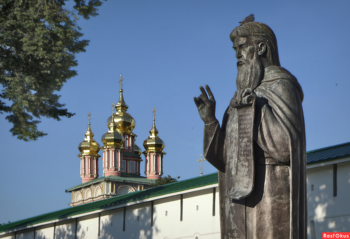 Памятник преподобному Сергию Радонежскому в Сергиевом Посаде