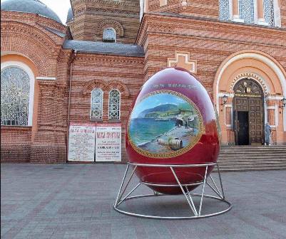 Vor der Kathedrale in Krasnodar wurde ein riesiges Osterei aufgestellt
