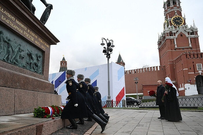 Президент России и Предстоятель Русской Церкви возложили цветы к памятнику Кузьме Минину и Дмитрию Пожарскому на Красной площади