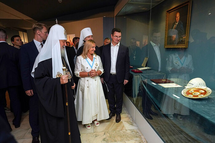 Святейший Патриарх Кирилл посетил церемонию открытия выставки, посвященной 25-летию великого освящения Храма Христа Спасителя