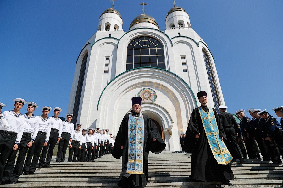 Суд оштрафовал военных, помывших обувь в святом источнике
