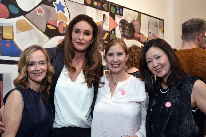 Женщина утверждает, что врачи "ускорили" ее переход на новый пол в подростковом возрасте, и подает иск.