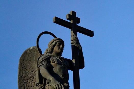 Столп со скульптурой архангела Михаила в Сочи