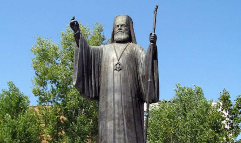 Памятник архиепископу Афинскому Дамакскину (Папандреу) в столице Греции