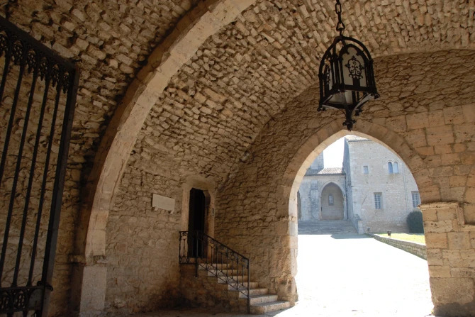 Аббатство Касамари: Цистерцианское искусство, древние лекарства и молящиеся монахи