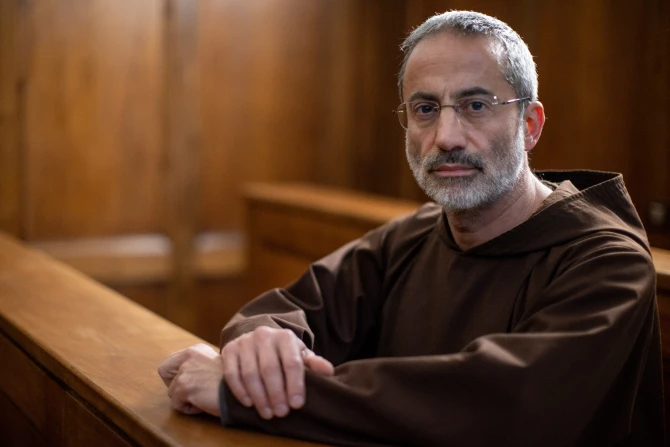 Проповедник Папы Римского рассказывает о своей человечности, возвращении к вере и о том, как быть "экспертом" по Библии