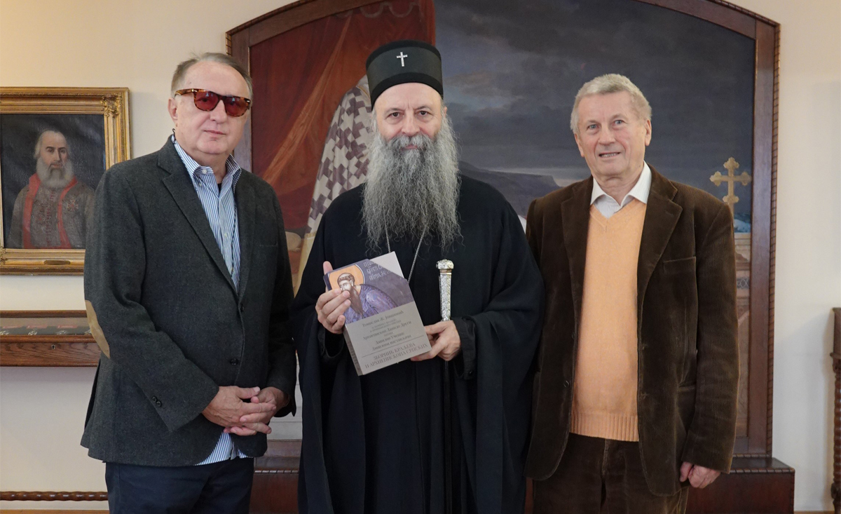 Патриарх Порфирий знаком с издательским предприятием «Чигоя Штампе»