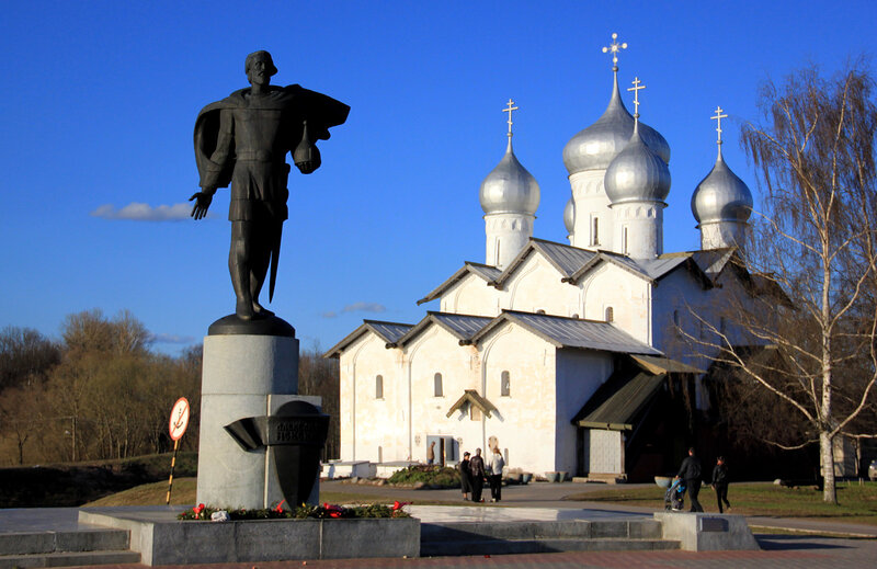 Памятник благоверному князю Александру Невскому в Новгороде