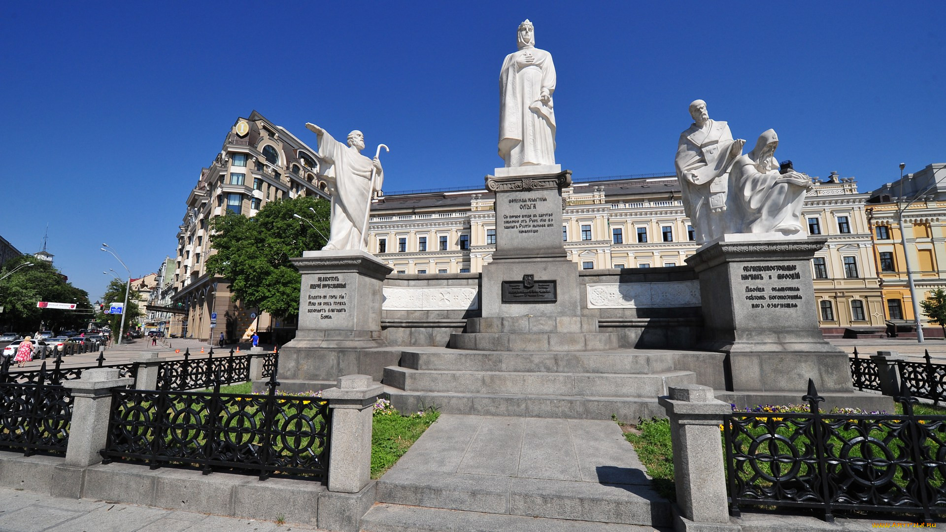 Великая княгиня Ольга, апостол Андрей Первозванный, святые Кирилл и Мефодий. Скульптурная композиция в Киеве