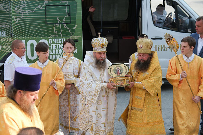 Ковчег с мощами святителя Тихона принесен в Астраханскую митрополию