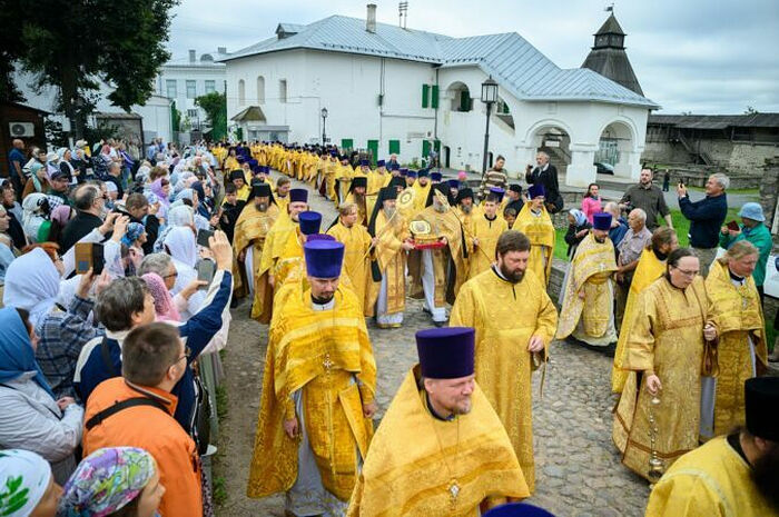 Состоялось принесение мощей святителя Тихона, Патриарха Всероссийского, в Псковскую епархию