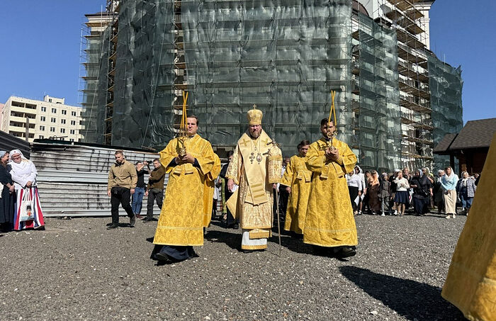 Митрополит Донецкий Владимир совершил Божественную литургию в Свято-Александро-Невском храме Мариуполя