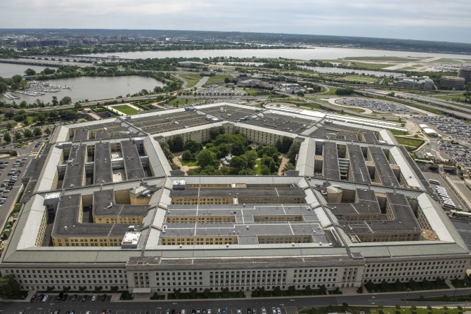 Министр обороны США приостановил разрешение трансгендерам поступать на военную службу