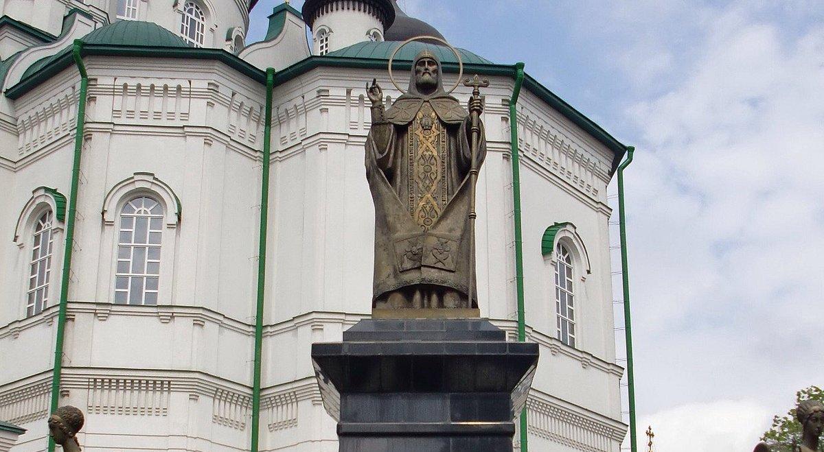 Памятник святителю Митрофану Воронежскому в Воронеже