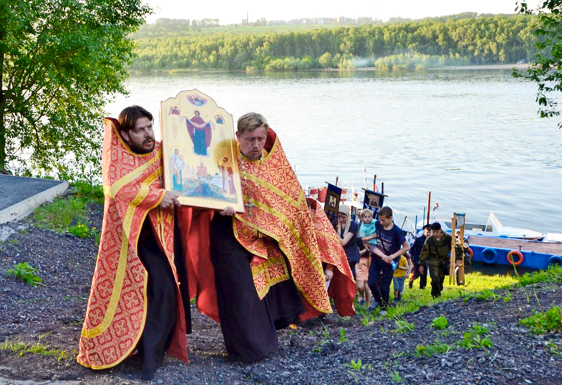 В Кузбассе проходит крестный ход по воде