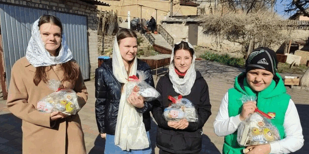 Добровольцы Патриаршей гуманитарной миссии передали пасхальные подарки в регионы зоны конфликта