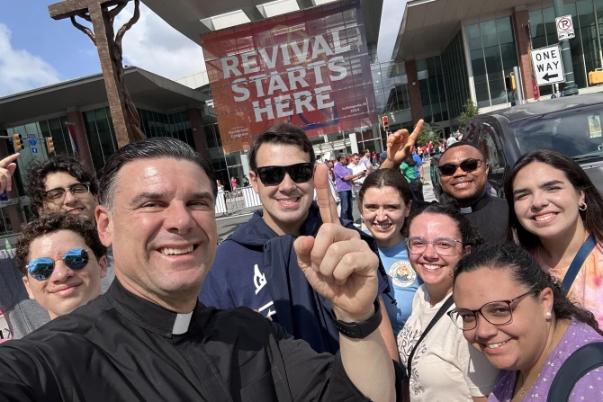 Модель испаноязычного служения США в Майами: взгляд изнутри с отцом Рафаэлем Капо