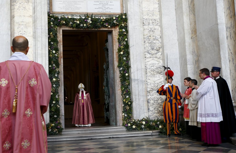 Папа Франциск открыл в Риме пять Святых врат