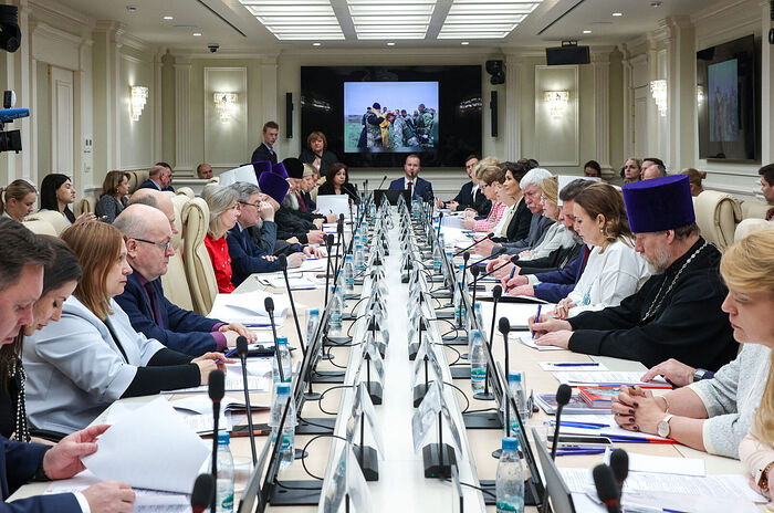 В рамках XIV Рождественских Парламентских встреч состоялся круглый стол «Церковь, власть и общество: поддержка участников специальной военной операции и их семей»