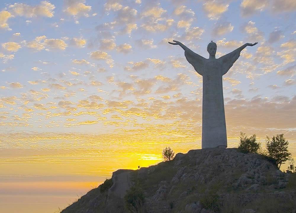 Статуя Христа Спасителя в городе Маратея