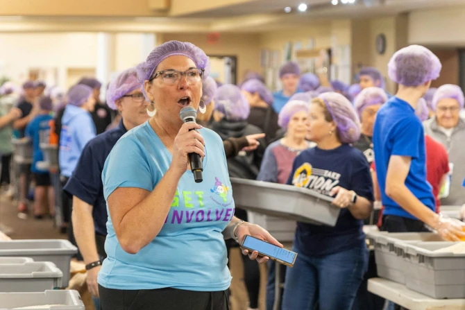 Мичиганский приход собирает 100 000 порций еды для пострадавших от стихийного бедствия на Юге