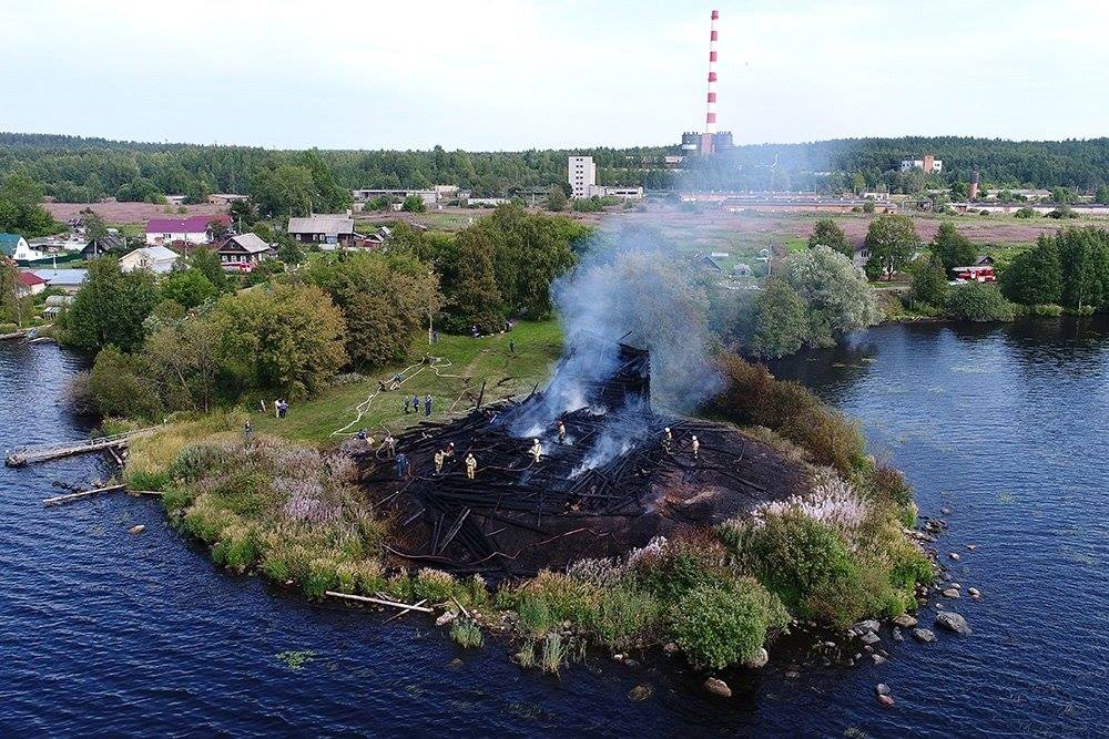 Под пепелищем сгоревшей церкви в Кондопоге найден старинный алтарь