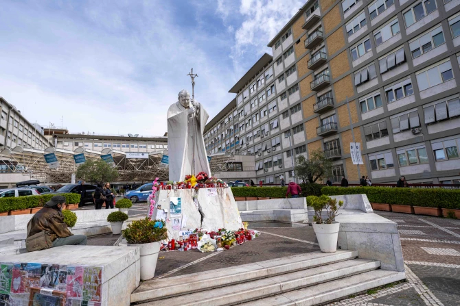 Папа Франциск воздает хвалу Богу за тех, кто озаряет мир "светом Его бесконечной любви