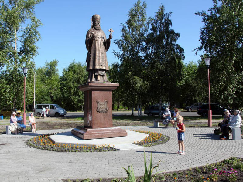 Памятник патриарху Тихону в Архангельске