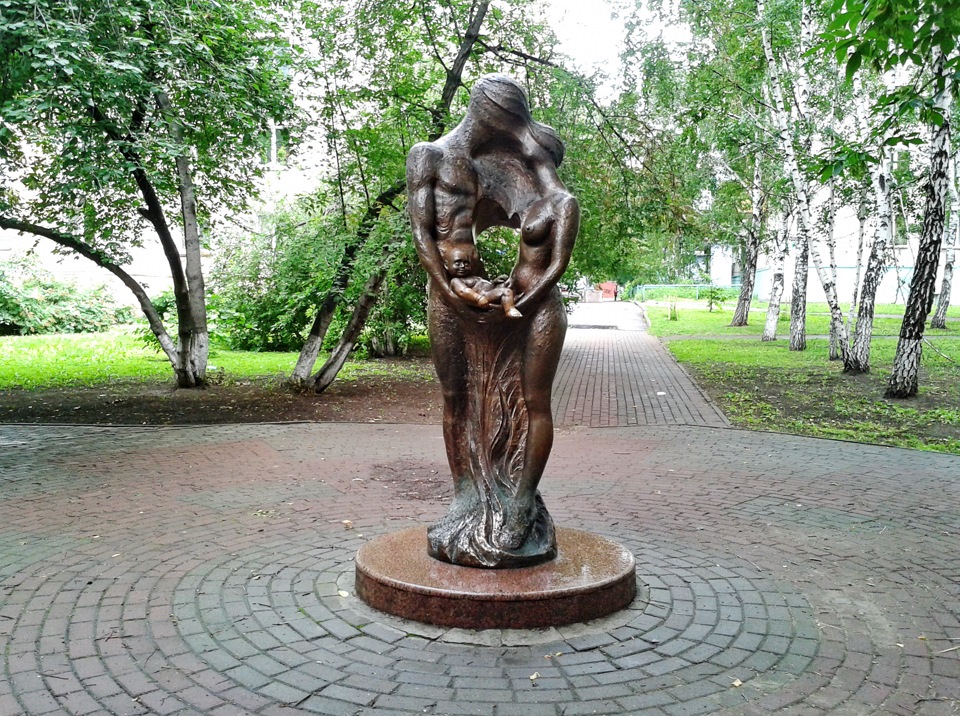 Скульптура «Семейные узы» в Томске