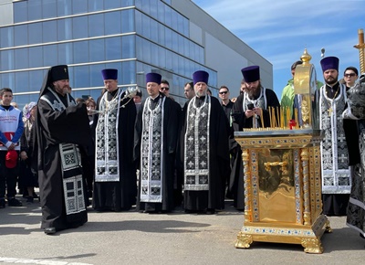 На 40-й день трагедии панихиду у здания «Крокус Сити Холла» по благословению патриарха Кирилла совершил архиепископ Одинцовский Фома