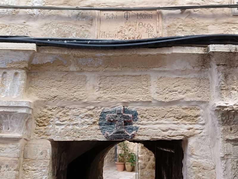 Чтение молитвы на Святом престоле в Св. Монастыре Святых Феодоров его Блаженством Патриархом Феофилом