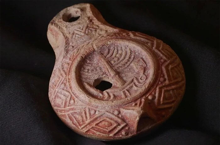 В Иерусалиме обнаружена 1700-летняя масляная лампа с символикой Второго Храма
