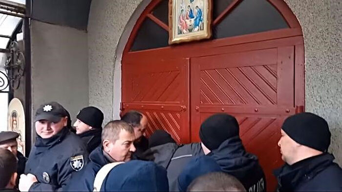 Захвачен храм Черновицко-Буковинской епархии Украинской Православной Церкви в селе Ржавинцы