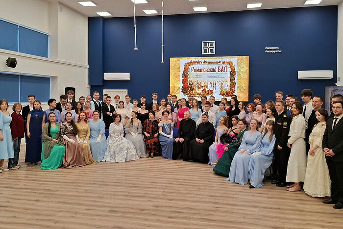 В Мурманске прошел традиционный Романовский бал, посвященный Всемирному дню православной молодежи