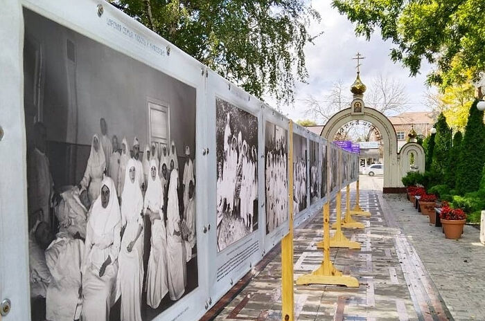 Выставка «Царская семья: любовь и милосердие» действует при храме свт. Николая в Выселках Краснодарского края