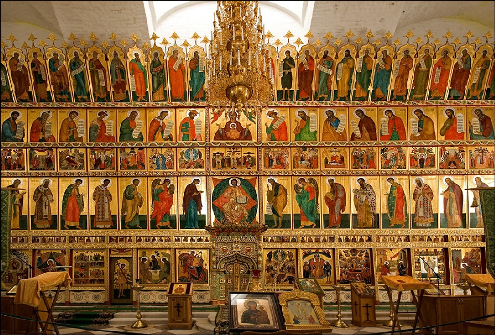 Как располагаются иконы в иконостасе храма