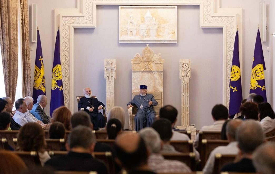 Католикос Всех Армян принял руководство и медицинский персонал медицинского центра Измирлян