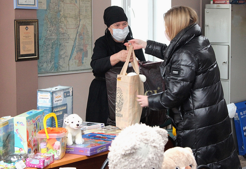 Сотни людей принесли в здание православного лектория рождественские подарки для детей и подростков