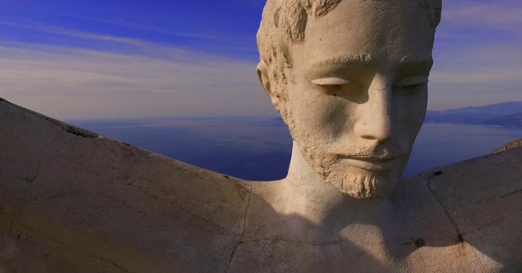 Лик спасителя трехметровй высоты слегка наклонён вниз