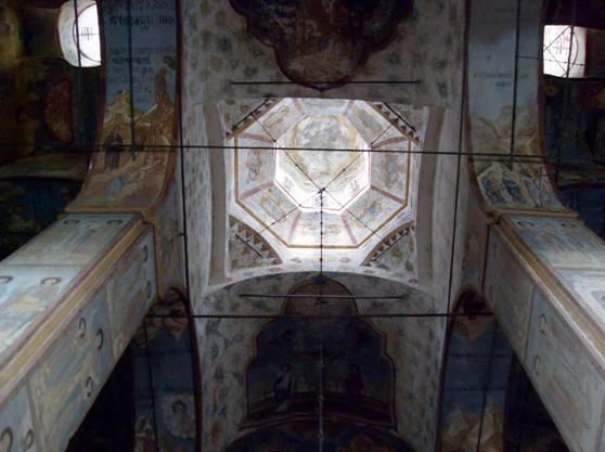 Двустолпный Благовещенский собор в Сольвычегодске. Тут видно, что барабан держится не на подпружных арках, а на основании колонн..jpg