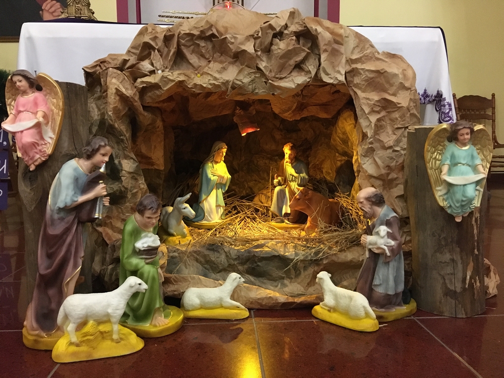 Рождественский вертеп в католических храмах традиционно устанавливают перед алтарём